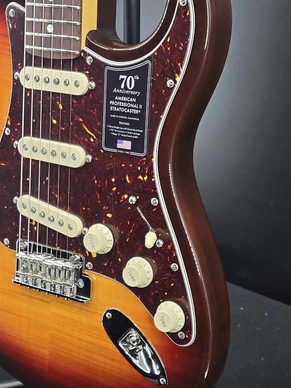 Fender 70th Anniversary American Professional II Stratocaster®, Rosewood Fingerboard, Comet Burst