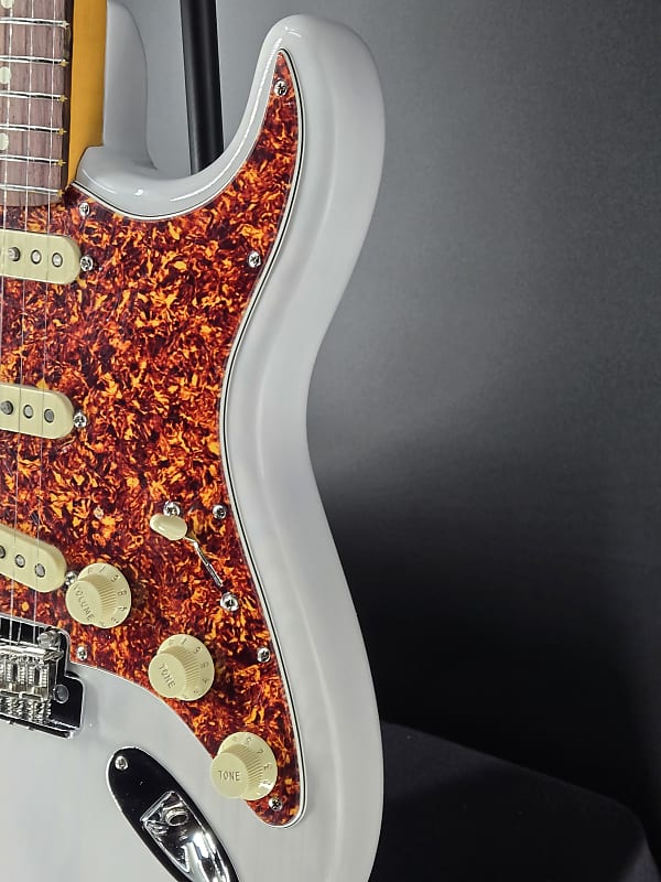 Fender American Professional II Stratocaster® Thinline, Rosewood Fingerboard, White Blonde