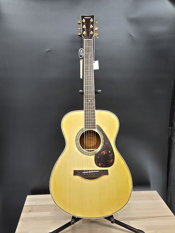 Yamaha LS6M-ARE Small Body Mahagany Spruce Top with Passive Pickup