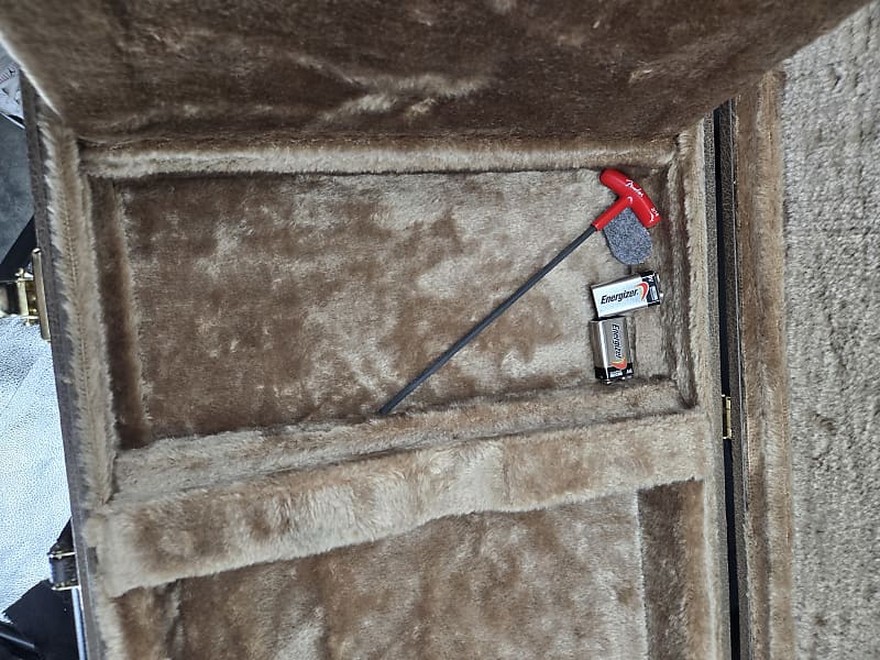 FENDER AMERICAN DELUXE ZONE BASS GUITAR W/ CASE