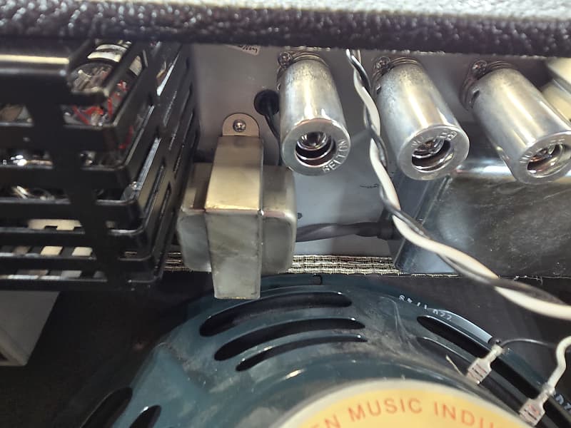 Fender '64 Custom Deluxe Reverb-Amp Hand- Wired  2-Channel 20-Watt 1x12"