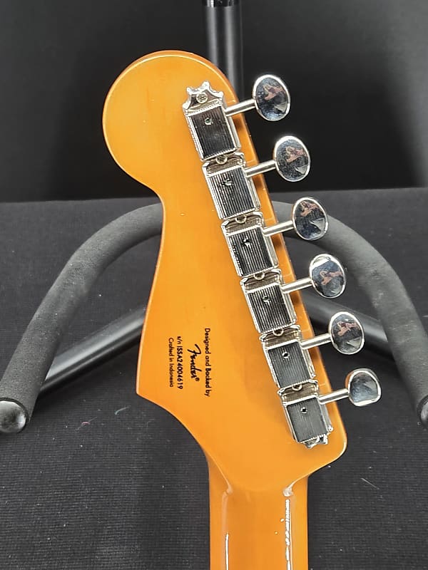 Squier Limited Edition Classic Vibe™ '60s Stratocaster® HSS, Laurel Fingerboard, Tortoiseshell Pickguard, Sienna Sunburst