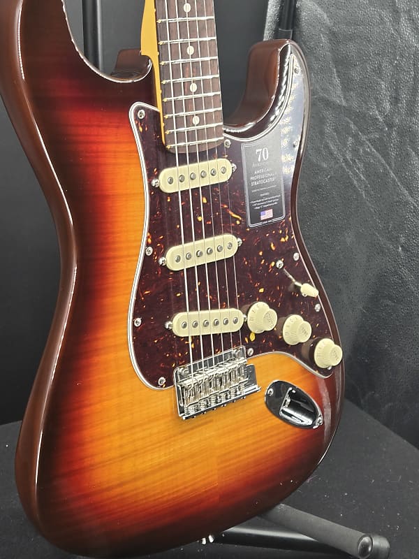 Fender 70th Anniversary American Professional II Stratocaster®, Rosewood Fingerboard, Comet Burst