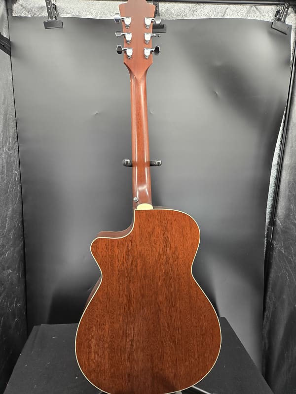 Guild USA F-30 CE Standard Natural 2011 with hard shell case