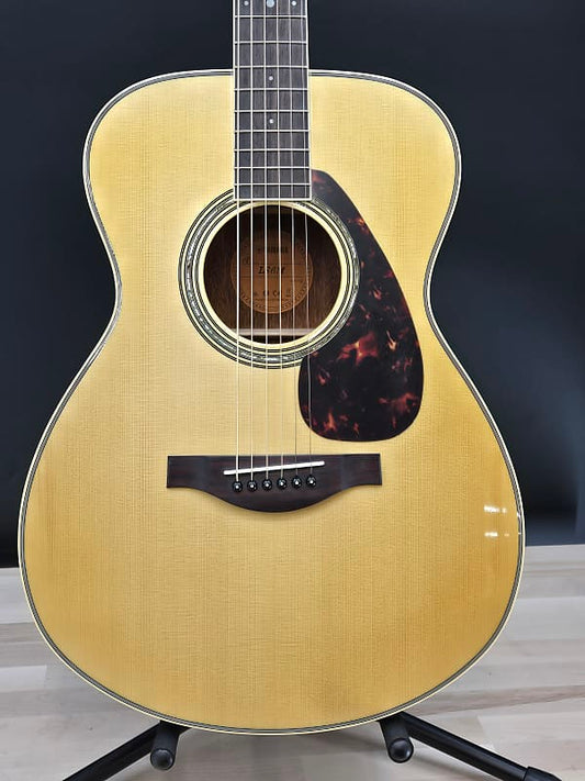 Yamaha LS6M-ARE Small Body Mahagany Spruce Top with Passive Pickup