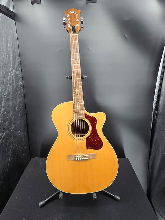 Guild USA F-30 CE Standard Natural 2011 with hard shell case