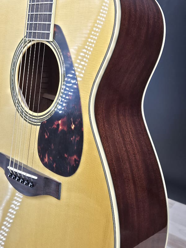 Yamaha LS6M-ARE Small Body Mahagany Spruce Top with Passive Pickup
