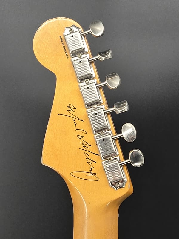Fender Mike McCready Stratocaster®, Rosewood Fingerboard, 3-Color Sunburst