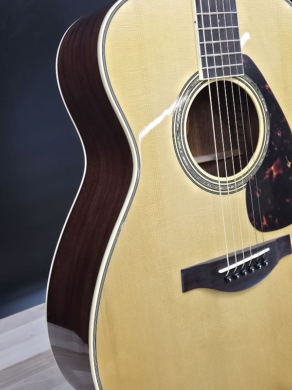 Yamaha LS6M-ARE Small Body Mahagany Spruce Top with Passive Pickup