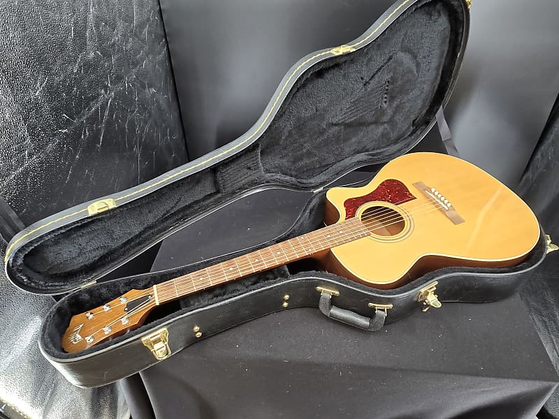 Guild USA F-30 CE Standard Natural 2011 with hard shell case