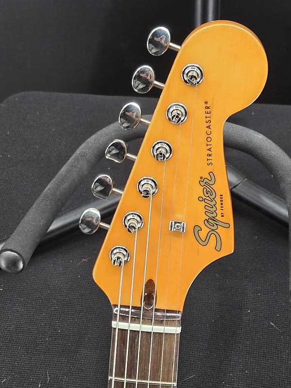 Squier Limited Edition Classic Vibe™ '60s Stratocaster® HSS, Laurel Fingerboard, Tortoiseshell Pickguard, Sienna Sunburst