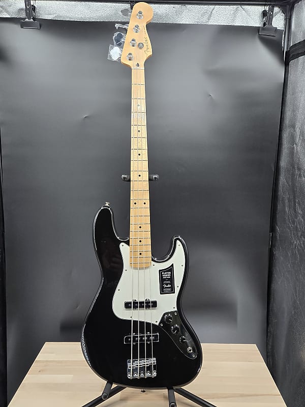 Fender Player Jazz Bass®, Maple Fingerboard, Black