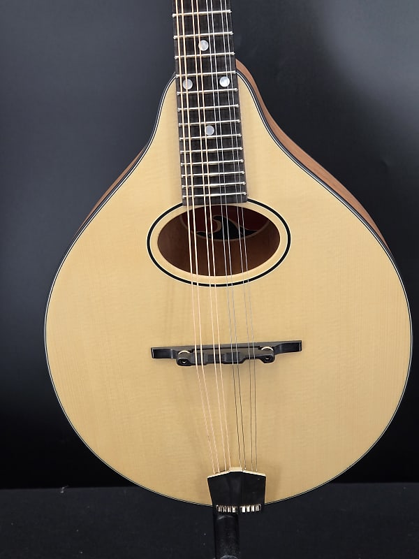 Eastman PCH-M104-NAT A-Style Oval Hole Mandolin Natural