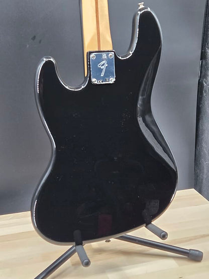 Fender Player Jazz Bass®, Maple Fingerboard, Black